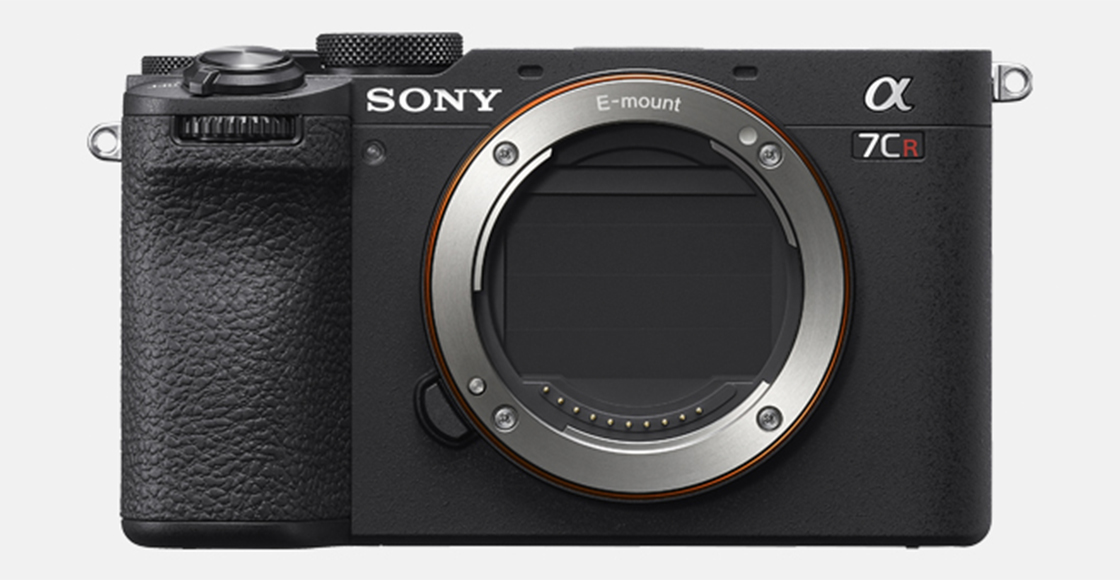 Hình ảnh sản phẩm cho thấy góc nhìn mặt trước thân máy ảnh với màn trập cảm biến đang đóng