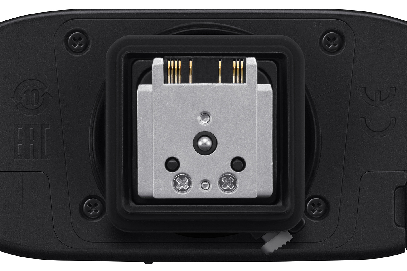 Hình ảnh chân cổng kim loại với khung cạnh chắc bên dưới đèn flash