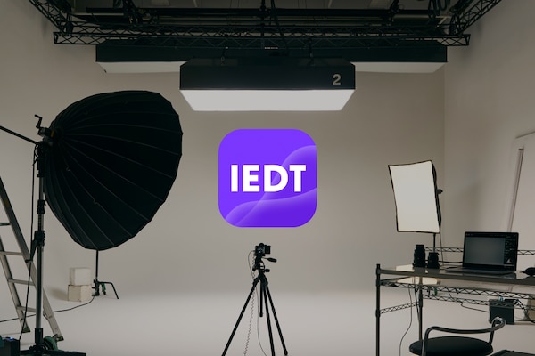 Hình ảnh sử dụng về một studio với lớp phủ logo Imaging Edge Desktop phía trên.