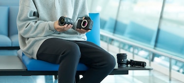 Hình ảnh người đàn ông đang thay ống kính máy ảnh