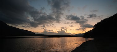 Hình ảnh hoàng hôn trên mặt nước