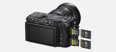 H&igrave;nh ảnh sản phẩm của mặt sau m&aacute;y quay FX5 cho thấy thẻ nhớ SD v&agrave; thẻ CFexpress Type A được lắp một phần v&agrave;o khe cắm thẻ.