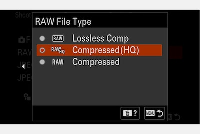 Menu máy ảnh hiển thị RAW File Type (Loại tệp RAW) với Compressed (HQ) (Nén (HQ)) được chọn.