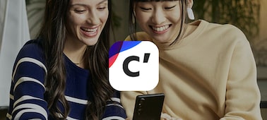 H&igrave;nh ảnh c&aacute;ch sử dụng cho thấy hai người d&ugrave;ng đang sử dụng Creators' App tr&ecirc;n điện thoại th&ocirc;ng minh, phủ b&ecirc;n tr&ecirc;n l&agrave; logo Creators' App