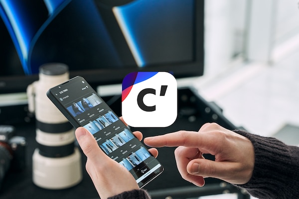 Hình ảnh sử dụng về một người đang dùng Creators’ App trên điện thoại thông minh để chọn hình ảnh.