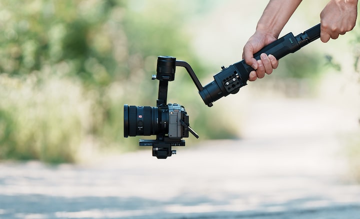 Hình ảnh sử dụng cảnh ghi hình với máy quay FX3 trên gimbal và lắp ống kính 16–35 mm F2.8 GM II