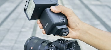 Hình ảnh chân cổng kim loại với khung cạnh chắc bên dưới đèn flash