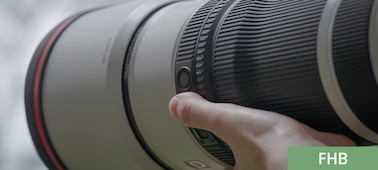 Ảnh thực tế một b&agrave;n tay đang thao t&aacute;c tr&ecirc;n v&ograve;ng chức năng của SEL100400MC.